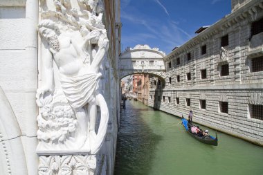 İç ÇekmeLer Köprüsü veya Ponte dei Sospiri'nin görünümü, Yeni Hapishane'yi Doge Sarayı, enezia, İtalya'daki sorgulama odalarına bağlar..