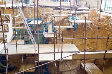 Homo heidelbergensis 'in fosil ve taş aletlerinin (ilk Homo neanderthalensis) bulunduğu Caune de l' Arago bölgesi (Fransa).