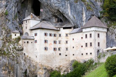 Predjama Kalesi, Slovenya 'da bir mağara içine inşa edilmiş bir Rönesans kalesi..