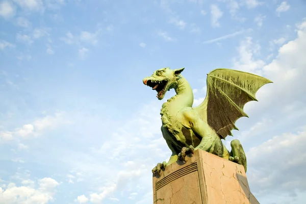 斯洛文尼亚卢布尔雅那龙桥上的龙塑像视图 — 图库照片
