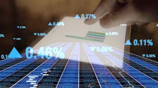 Numeri Aziendali Sullo Sfondo Dell Uomo Utilizzando Tablet Con Grafico — Video Stock