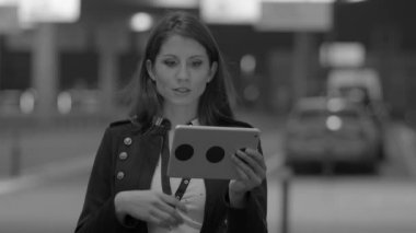 Kafkasyalı genç bir kadın gece tablet bilgisayarında görüntülü arama yapıyor.