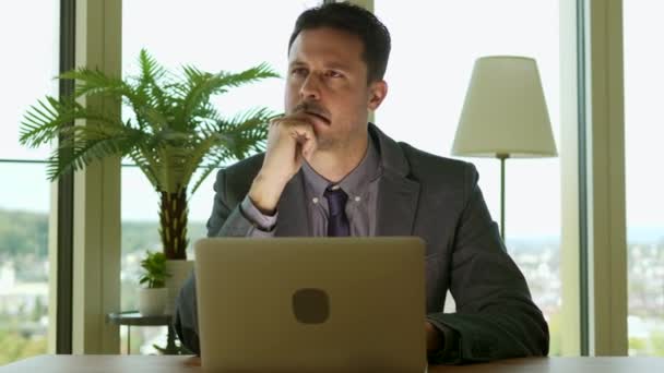 オフィスでラップトップコンピュータで働く白人ビジネスマン — ストック動画