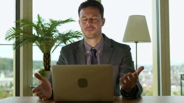 白人のビジネスマンは オフィスでラップトップコンピュータ上のビデオ通話を持っています — ストック動画