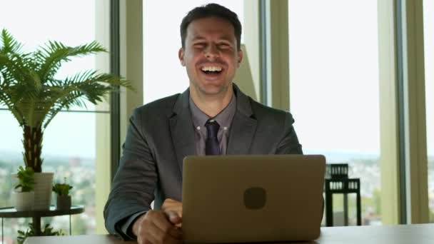 白人のビジネスマンは オフィスでラップトップコンピュータ上のビデオ通話を持っています — ストック動画