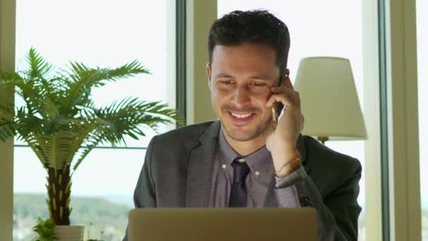 Кавказька Бізнесмен Розмовляє Мобільному Телефону Допомогою Портативного Комп Ютера Офісі — стокове відео