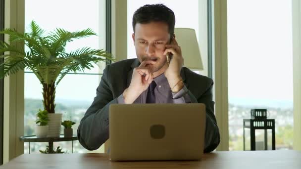 Hombre Negocios Caucásico Está Hablando Teléfono Móvil Uso Ordenador Portátil — Vídeo de stock