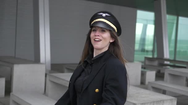 Hermosa Piloto Femenina Está Caminando Bailando Aeropuerto — Vídeo de stock