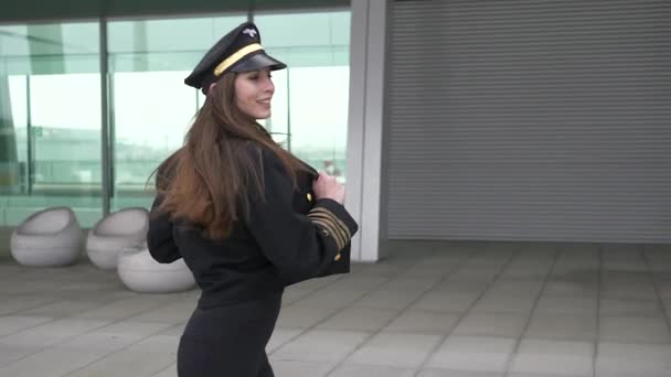 Όμορφη Γυναίκα Πιλότος Περπατάει Και Χορεύει Στο Αεροδρόμιο — Αρχείο Βίντεο