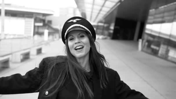 Красивая Женщина Пилот Ходит Танцует Аэропорту Чёрно Белый Тон — стоковое видео