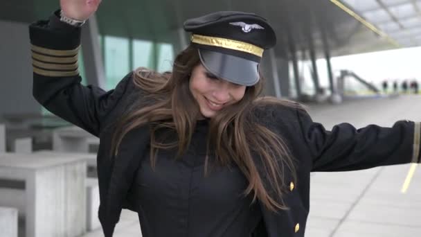 Hermosa Piloto Femenina Está Caminando Bailando Aeropuerto — Vídeo de stock