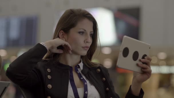 Mulher Branca Jovem Está Usando Tablet Noite — Vídeo de Stock