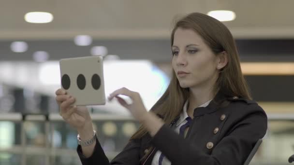 Молодая Белая Женщина Использует Планшетный Компьютер Ночью — стоковое видео