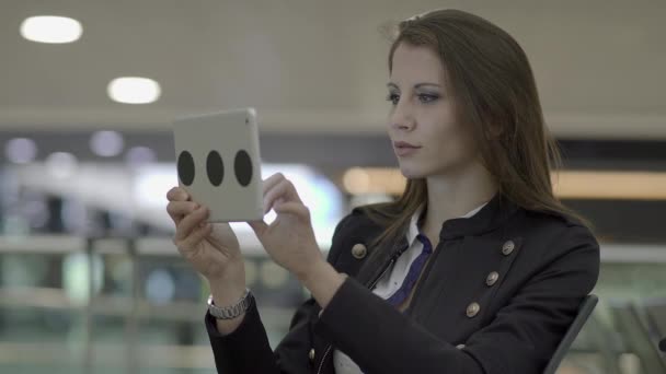 Mujer Joven Caucásica Está Utilizando Tableta Por Noche — Vídeos de Stock