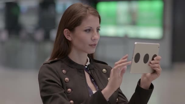 Mladá Běloška Užívá Noci Tablet — Stock video