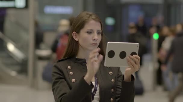 Mujer Joven Caucásica Está Utilizando Tableta Por Noche — Vídeo de stock