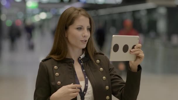 Joven Mujer Caucásica Tienen Videollamada Tableta Por Noche — Vídeo de stock