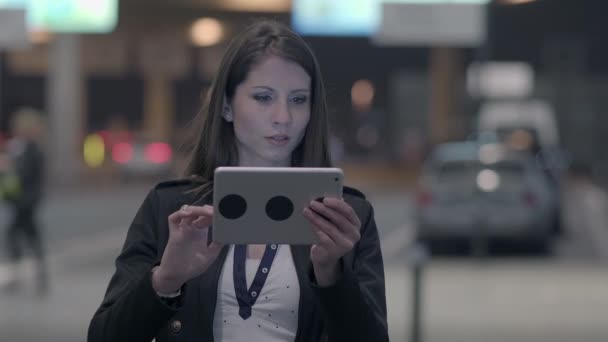 年轻的高加索女人晚上用平板Pc — 图库视频影像