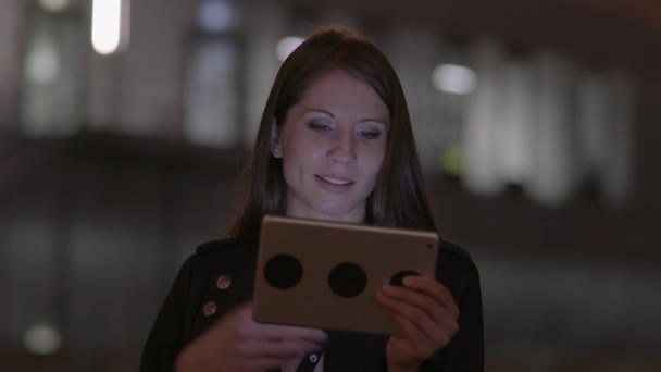年轻的高加索女人晚上在平板电脑Pc上有视频通话 — 图库视频影像