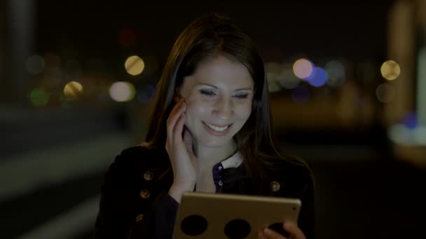 Joven Mujer Caucásica Tienen Videollamada Tableta Por Noche — Vídeo de stock