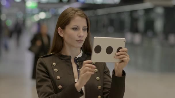 Mulher Branca Jovem Está Usando Tablet Cidade — Vídeo de Stock