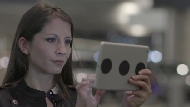 Mulher Branca Jovem Está Usando Tablet Cidade — Vídeo de Stock