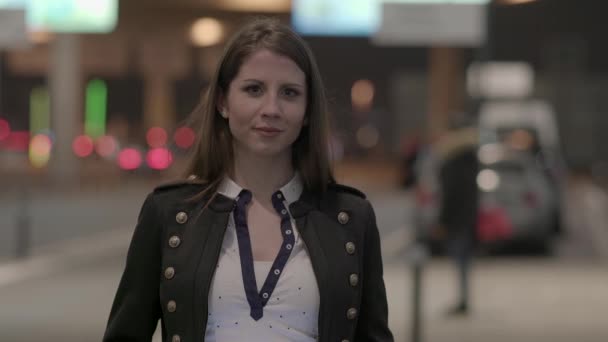 Hermosa Joven Caucásica Mujer Está Sonriendo — Vídeos de Stock