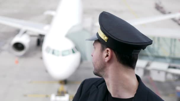 Jovem Piloto Masculino Está Posando Aeroporto — Vídeo de Stock