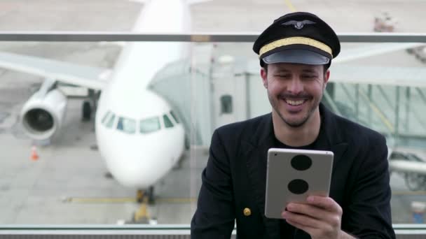 Giovane Pilota Maschile Sta Utilizzando Tablet Aeroporto — Video Stock