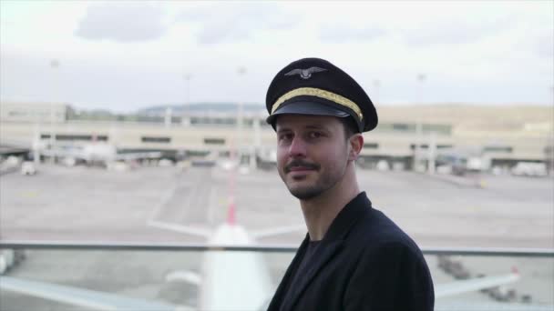 Joven Piloto Masculino Está Caminando Aeropuerto — Vídeos de Stock