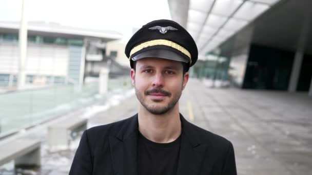 若い男性パイロットが空港を歩いている — ストック動画