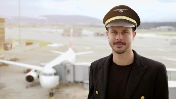 Fiatal Férfi Pilóta Pózol Repülőtéren — Stock videók