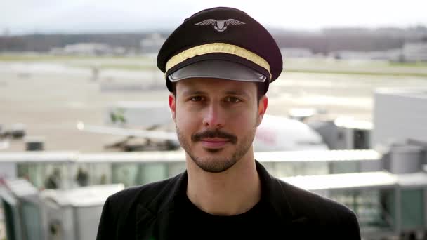 Joven Piloto Masculino Está Posando Aeropuerto Tiempo Nevado — Vídeos de Stock