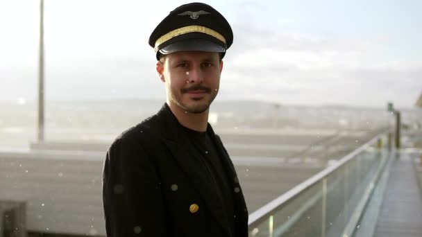 Joven Piloto Masculino Está Posando Aeropuerto Tiempo Nevado — Vídeos de Stock