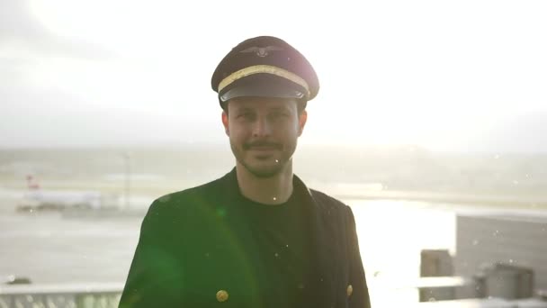 Joven Piloto Masculino Está Posando Aeropuerto Tiempo Nevado — Vídeos de Stock