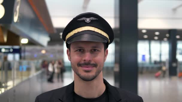 Νεαρός Ευτυχισμένος Πιλότος Στο Αεροδρόμιο Hall — Αρχείο Βίντεο