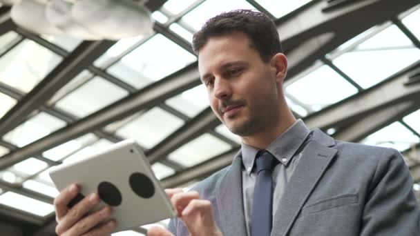 Giovane Uomo Caucasico Sta Usando Tablet Sulla Stazione Ferroviaria — Video Stock