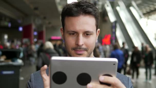 Νεαρός Καυκάσιος Χρησιμοποιεί Tablet Στο Σιδηροδρομικό Σταθμό — Αρχείο Βίντεο