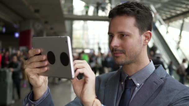 Giovane Uomo Caucasico Sta Usando Tablet Sulla Stazione Ferroviaria — Video Stock