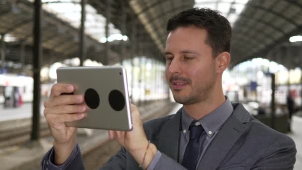 Joven Hombre Caucásico Está Utilizando Tableta Estación Tren — Vídeo de stock