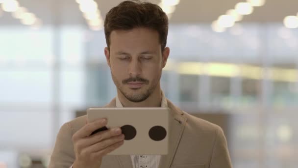 Homem Caucasiano Jovem Está Usando Tablet — Vídeo de Stock