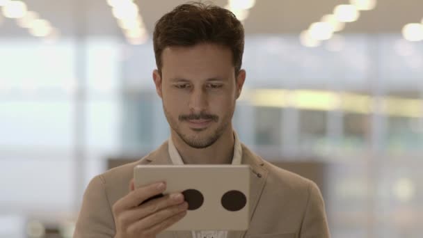 Giovane Uomo Caucasico Sta Utilizzando Tablet — Video Stock