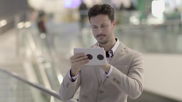 Hombre Joven Caucásico Está Utilizando Tableta — Vídeo de stock