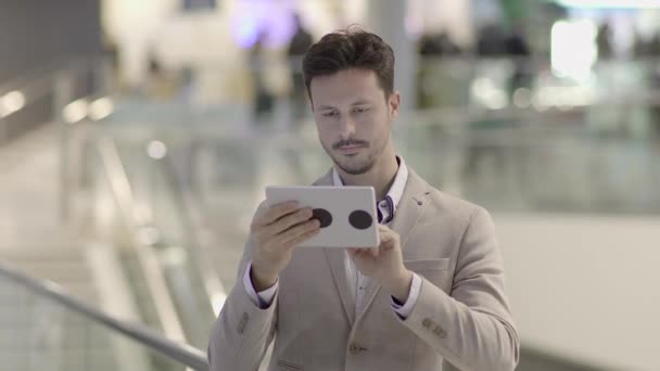 Jeune Homme Caucasien Utilise Tablette — Video