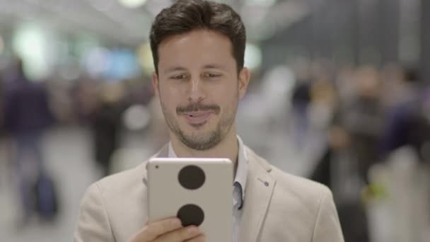 Giovane Uomo Caucasico Hanno Videochiamata Tablet — Video Stock