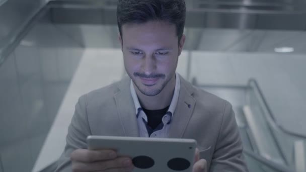 Joven Hombre Caucásico Está Utilizando Tableta Ascensor — Vídeos de Stock