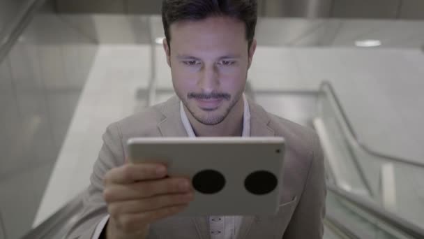 Jonge Blanke Man Gebruikt Tablet Lift — Stockvideo