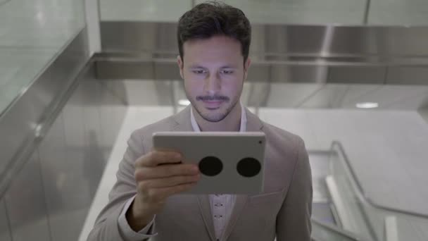 Ung Kaukasisk Man Använder Tablett Hissen — Stockvideo