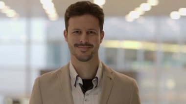 genç yakışıklı adam gülümsüyor