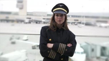 Güzel kadın pilot havaalanında poz veriyor 